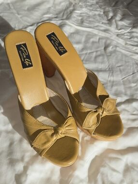 Pinup Couture Tan Knot Slide Tiki Heels 11